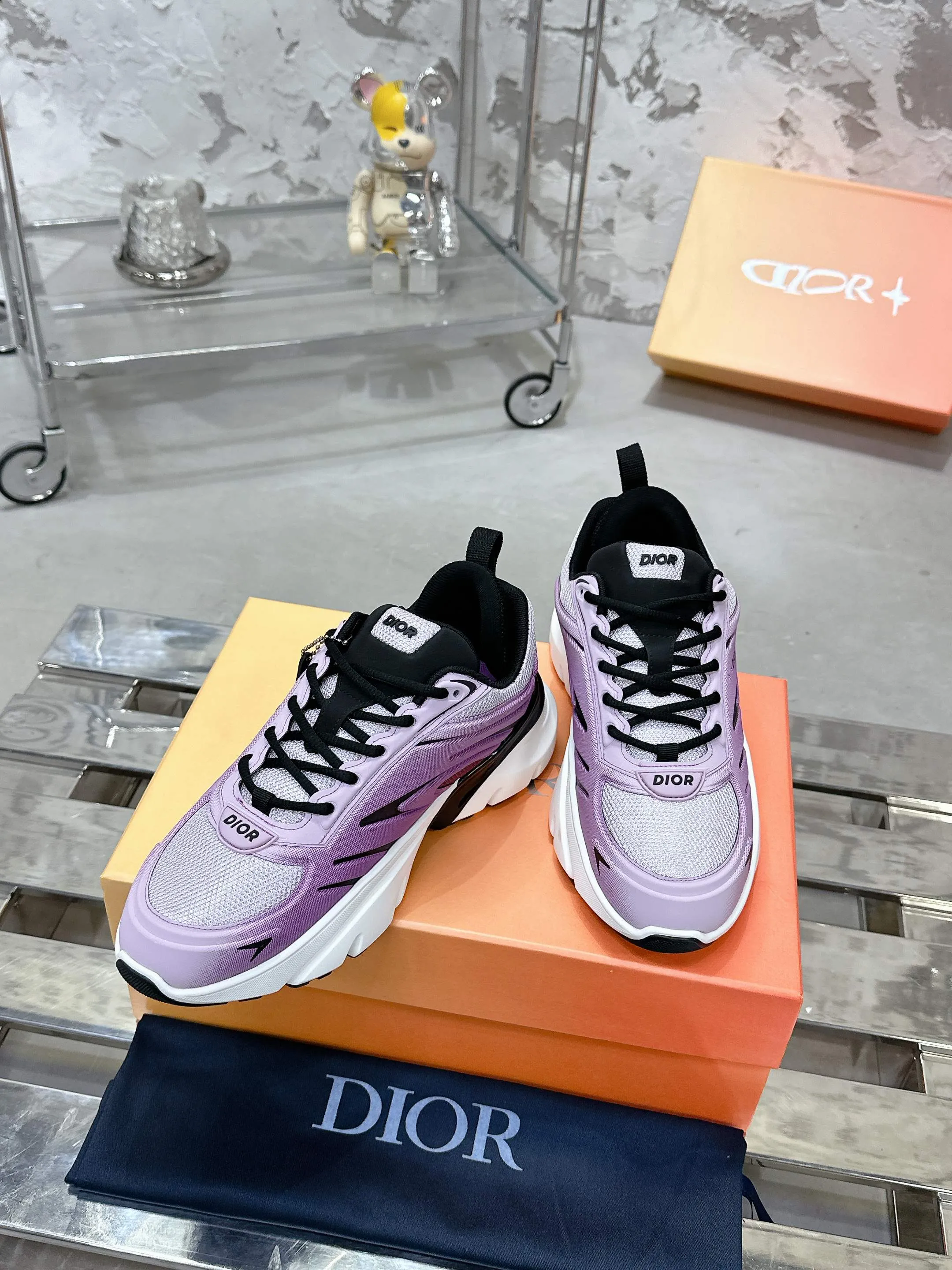 Factory price 760💰 Top version! ! ! Dior Dior's latest B44 Blade series, couple style, casual, thick-soled sneakers, running shoes, purchased from the original, developed and manufactured. This B44 Blade sneaker comes from the DIOR AND LEWIS HAMILTON exclusive limited series. It adopts a full silhouette design, eye-catching and fashionable, and is inspired by the 2000s. Crafted from gradient blue mesh with tonal technical panels, the sole is finished with a contrasting Blade panel that pays homage to the sport of running. DIOR AND LEWIS HAMILTON signature charms hang from the eyelets, while the Dior signature adorns the upper, heel and sides. Paired with black shoelaces, it is more refined, and the padded support design on the back highlights the sports aesthetic style, which can add modern style to all kinds of casual looks. Exquisite packaging at the delivery counter🛍📦 ▪️ Fabric: Original imported first-layer cowhide ▪️ Lining: Original imported breathable mesh ▪️ Sole: Original open-molded non-slip rubber material ▪️ Bottom thickness: 5.5CM ▪️ Size: Women's 35-40 / Men's 39-46